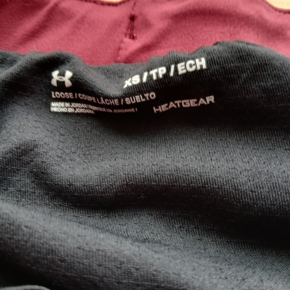 Under Armour Women's Size Extra Small Burgundy Athletic Shorts - Picture 2 of 5